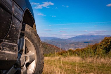 SUV sonbaharda Karpatlar 'da seyahat eder.