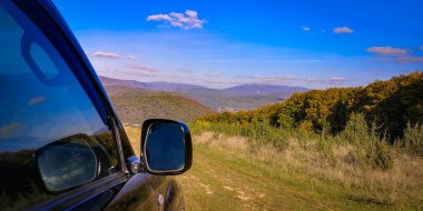 SUV sonbaharda Karpatlar 'da seyahat eder.