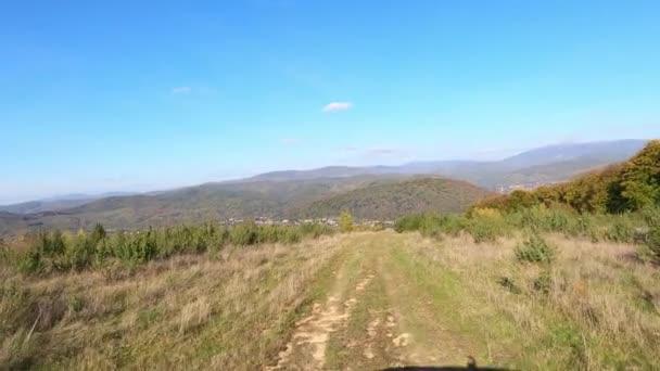 越野车在秋天的喀尔巴阡山脉旅行 — 图库视频影像