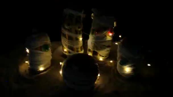 万圣节木乃伊在迪斯科舞会的光芒中跳舞 — 图库视频影像