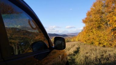 Zaman, Karpat dağlarında sonbahar manzarasını SUV ile turluyor.