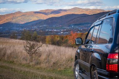 SUV sonbaharda Karpatlar 'da seyahat eder.