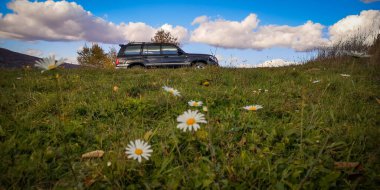 SUV sonbaharda Karpatlar 'da seyahat eder.