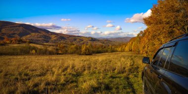 SUV sonbaharda Karpatlar 'da seyahat eder.