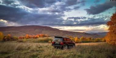 SUV sonbaharda Karpatlar 'da seyahat eder.