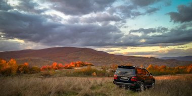 SUV sonbaharda Karpatlar 'da seyahat eder.