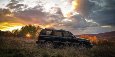 SUV sonbaharda Karpatlar 'da seyahat eder.