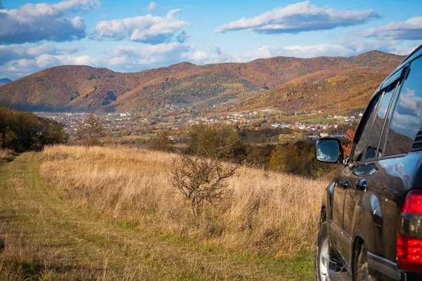 Der Geländewagen Fährt Den Herbstkarpaten — Stockfoto