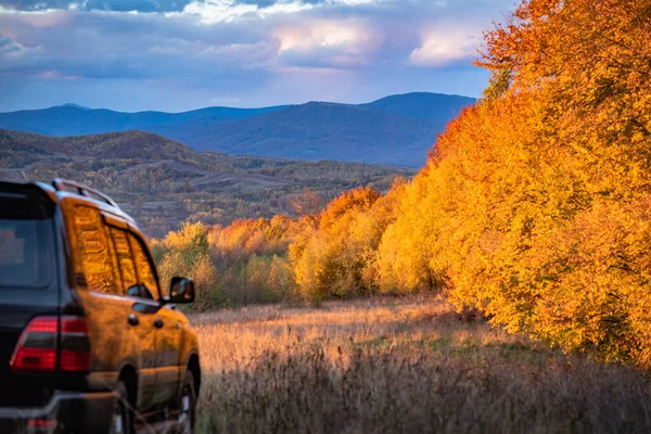 Suv Travels Autumn Carpathians — Stock Photo, Image