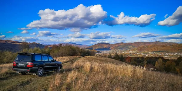 SUV sonbaharda Karpatlar 'da seyahat eder.
