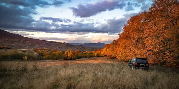 Suv Travels Autumn Carpathians — Stock Photo, Image