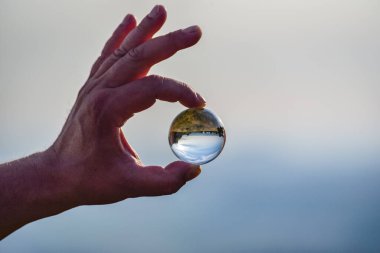 Manzara kristal bir küreye çarpıyor.