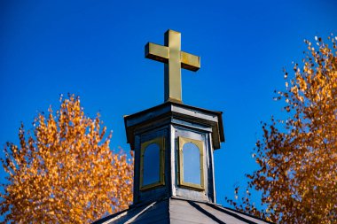 Bir dağ köyünde eski bir şapeli olan sonbahar manzarası