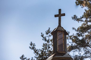 Bir dağ köyünde eski bir şapeli olan sonbahar manzarası