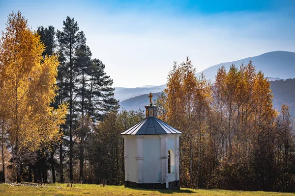 Syksyn Maisema Vanha Kappeli Vuoristokylässä — kuvapankkivalokuva