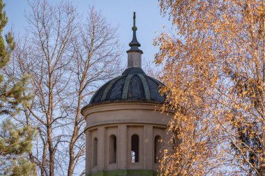 Bir dağ köyünde eski bir şapeli olan sonbahar manzarası