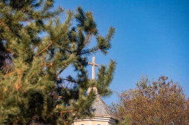 Bir dağ köyünde eski bir şapeli olan sonbahar manzarası