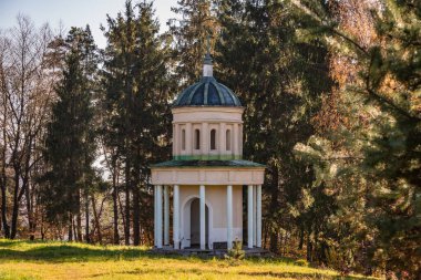 Bir dağ köyünde eski bir şapeli olan sonbahar manzarası