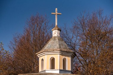 Bir dağ köyünde eski bir şapeli olan sonbahar manzarası