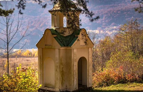 Herbstlandschaft Mit Alter Kapelle Einem Bergdorf — Stockfoto