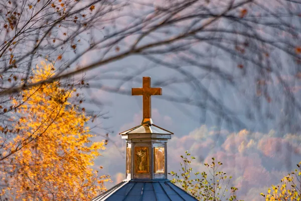 Herbstlandschaft Mit Alter Kapelle Einem Bergdorf — Stockfoto