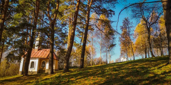 Bir Dağ Köyünde Eski Bir Şapeli Olan Sonbahar Manzarası — Stok fotoğraf