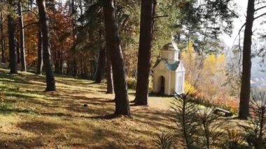 Bir dağ köyünde eski bir şapeli olan sonbahar manzarası