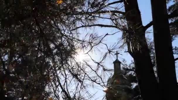 Pemandangan Musim Gugur Dengan Kapel Tua Sebuah Desa Pegunungan — Stok Video