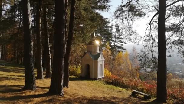 Paisaje Otoñal Con Una Antigua Capilla Pueblo Montaña — Vídeos de Stock