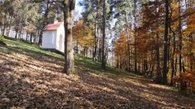 Bir dağ köyünde eski bir şapeli olan sonbahar manzarası