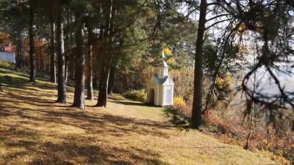山の村の古い礼拝堂と秋の風景 — ストック動画