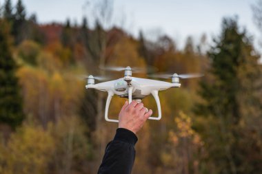 Dağ ormanında drone tutan adam
