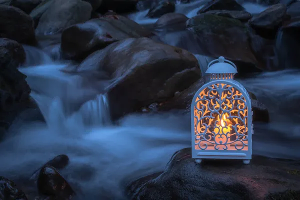 带灯笼烛台的山溪夜景 — 图库照片
