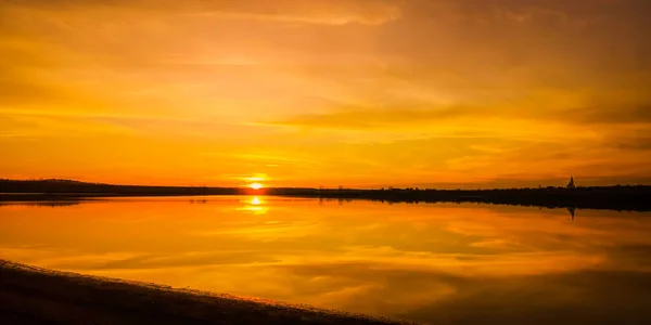 Schöner Wintersonnenuntergang See — Stockfoto