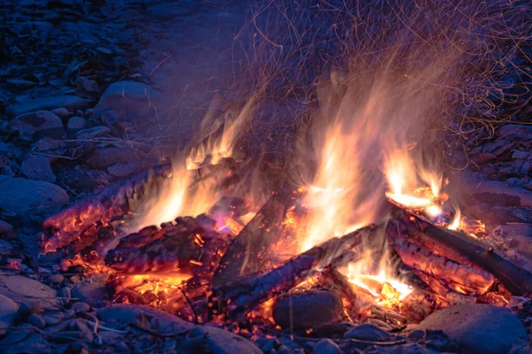Tűzifa Tűz Hegyi Patak Partján — Stock Fotó