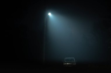 Geceleri bir sokak lambasının altında SUV