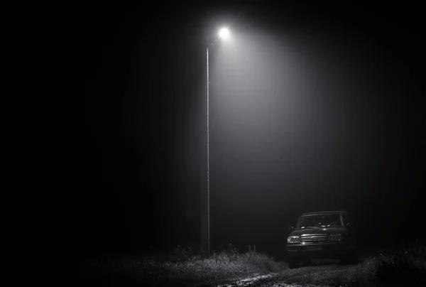 Suv Por Noche Bajo Una Lámpara Calle — Foto de Stock