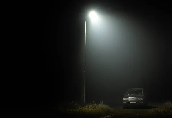 Позашляховик Вночі Під Вуличним Ліхтарем — стокове фото