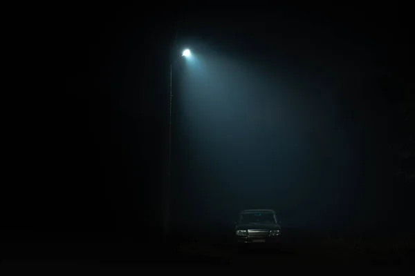 Suv Der Nacht Unter Einer Straßenlaterne — Stockfoto