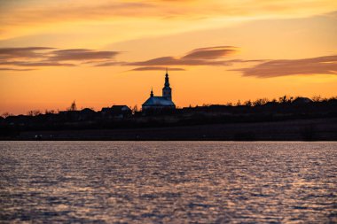 Gün batımında gölün güzel manzarası