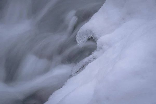 Täysvirtaava Vuoristojoki Karpaattien Vuorilla — kuvapankkivalokuva