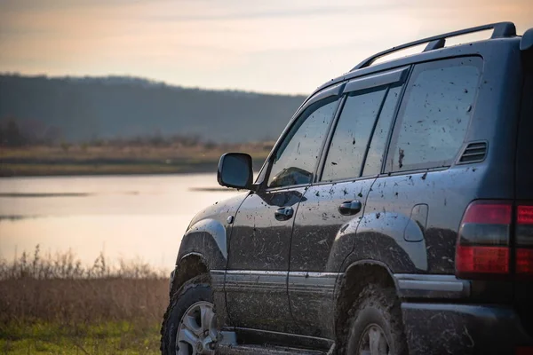 Suv Der Nähe Des Sees Bei Sonnenuntergang — Stockfoto