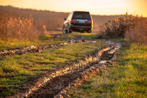 Suv Κοντά Στη Λίμνη Ηλιοβασίλεμα — Φωτογραφία Αρχείου