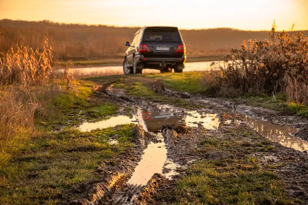 Suv Près Lac Coucher Soleil — Photo