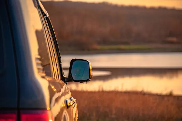 Suv Près Lac Coucher Soleil — Photo