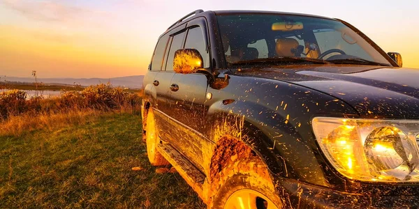 Suv Près Lac Coucher Soleil — Photo