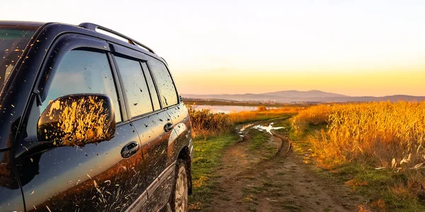 Suv Près Lac Coucher Soleil — Photo