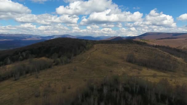春天喀尔巴阡山脉风景的空中摄影 — 图库视频影像