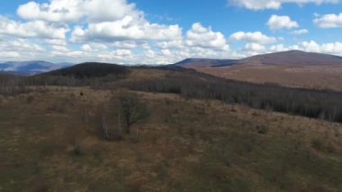 İlkbaharda Karpatlar 'da bir arazinin havadan çekilmiş fotoğrafı.