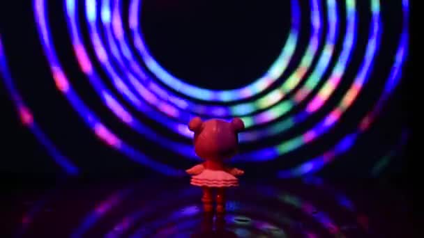 小女孩站在旋转的彩色漏斗前 — 图库视频影像